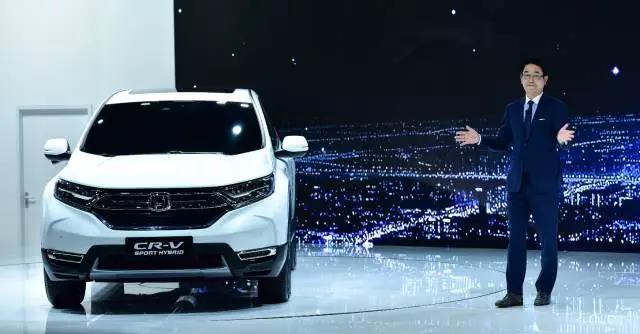 作為全球最暢銷的SUV， CR-V創(chuàng)造了無數(shù)個奇跡。撇開全球不說，從2004年CR-V被引進到中國市場以來，就開拓了城市SUV市場，開啟了國內(nèi)高品質(zhì)SUV生活潮流。進取之路永不停止，就在此次上海車展期間，東風(fēng)本田CR-V也終于迎來了全新?lián)Q代，實現(xiàn)了從內(nèi)到外的全面革新。