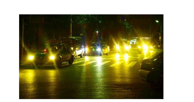 夜晚開車，小心穿了隱身衣的黑衣女子，會(huì)吃人！