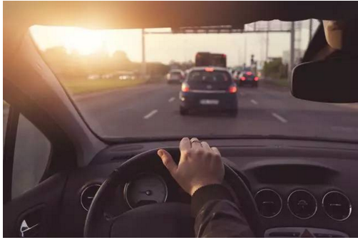 開車的這些陋習(xí)，據(jù)說會(huì)開車的人都犯過！別說你沒有！