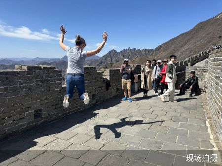文旅部多措并舉提質(zhì)升級(jí)旅游公共服務(wù) 增開專列航班，強(qiáng)化外語(yǔ)咨詢